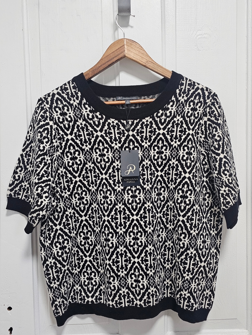 Adrianna Papell Black & White Graphic Short Sleeve Sweater